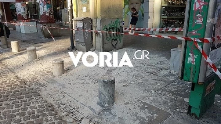 Έπεσαν σοβάδες δίπλα σε στάση του ΟΑΣΘ (βίντεο)